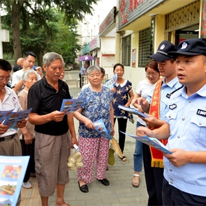 宣传小分队成员向村民讲解铁路安全知识。