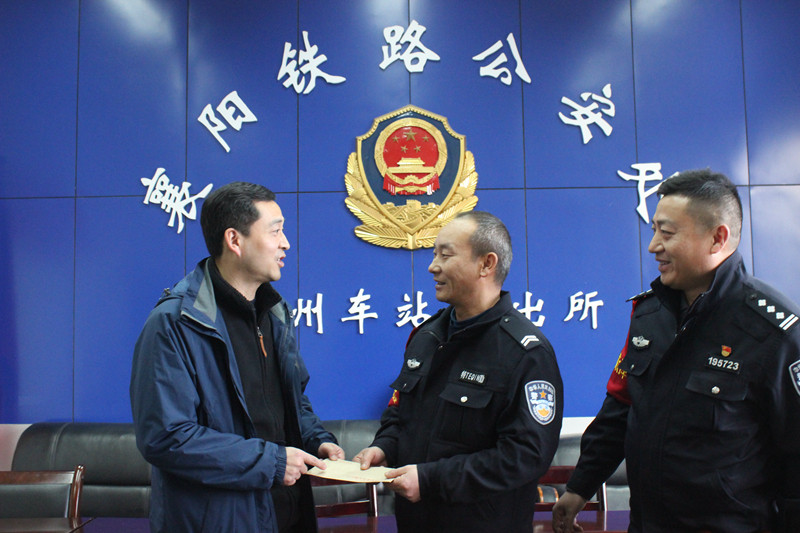黄主任（左）在随州车站派出所慰问线路视频监控人员.jpg