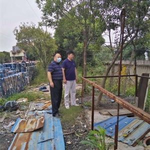 安陆城管局督促瑞祥瓦厂拆除铁路线旁边的彩钢瓦