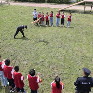 2021年5月31日，湖北省武汉市，武汉铁路公安处警犬大队训导员携警犬为志愿者学生们进行互动展示，胡金力摄 (2)