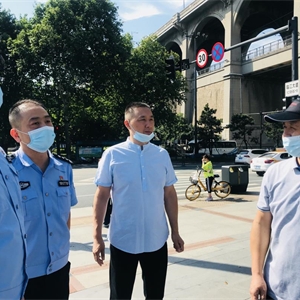 武昌区路铁“双段长”在武昌江滩商议联合整治相关事宜。